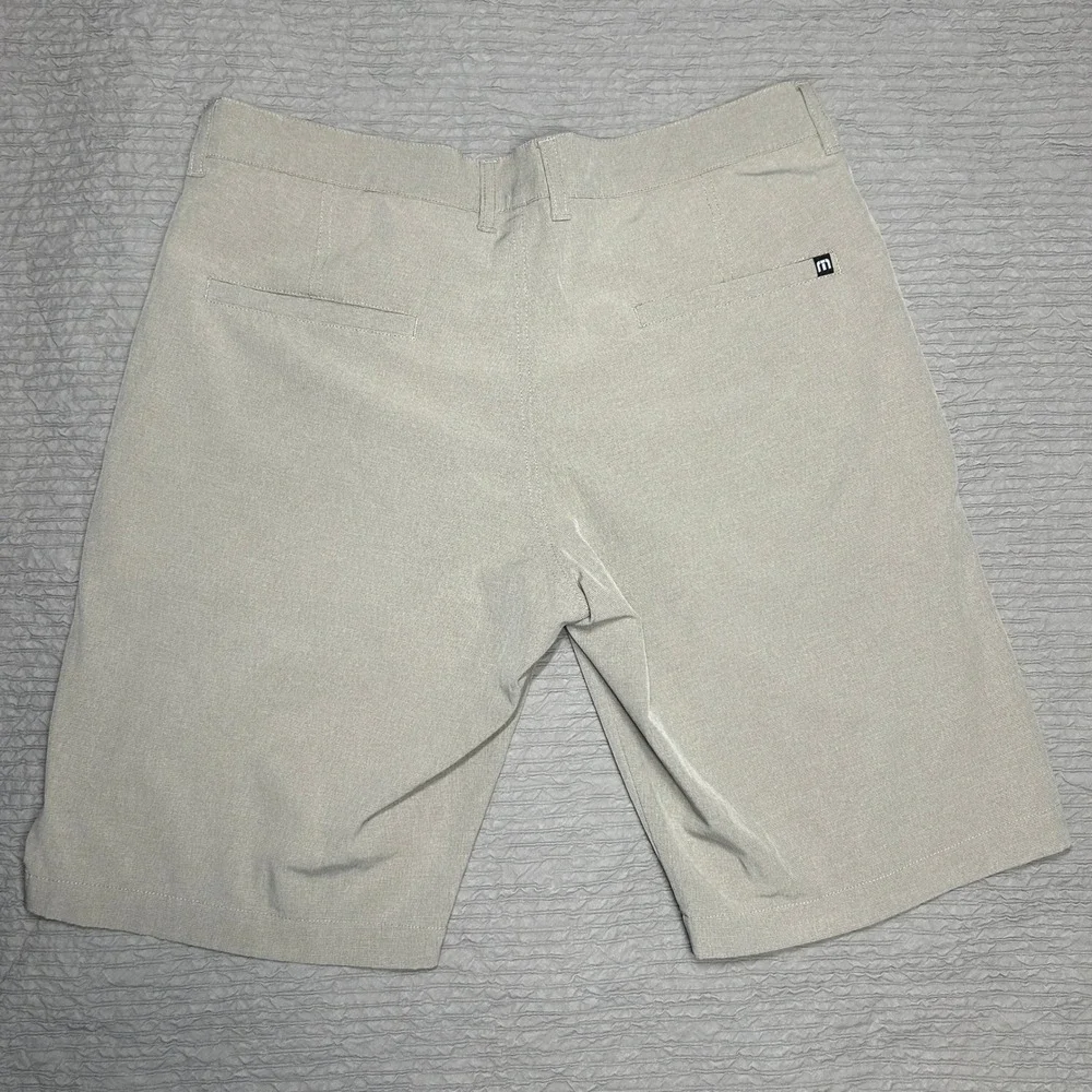 TravisMathew Mens Golf Shorts Khaki Tan Performance Stretch Size 32 10in Inseam